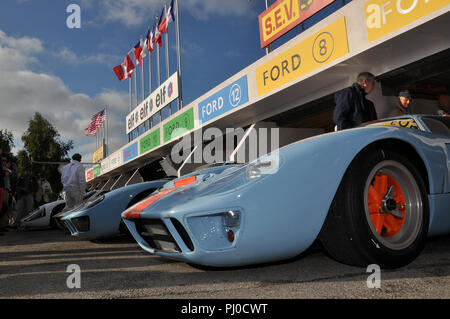 Re-création d'un terrain de Ford GT40 le Mans 24Hr voitures de course d'endurance dans les stands garages. Voitures de course automobile de classe prototype de sport. GT40s Banque D'Images