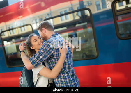 Beautiful couple Parting at train station Banque D'Images