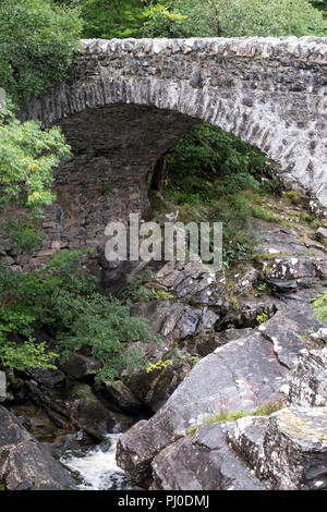 Pont Invermoriston, Highland, en Écosse, en août 2018. Pont historique sur la rivière Moriston à Invermoriston, conçu par Thomas Telford. Banque D'Images