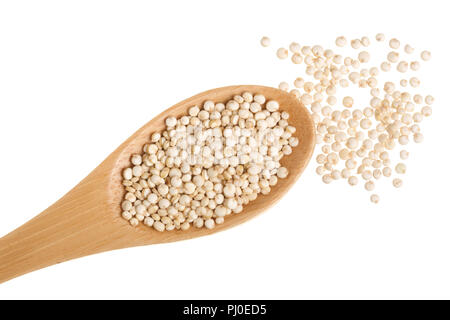 Les graines de quinoa rouge en cuillère en bois isolé sur fond blanc. Vue d'en haut Banque D'Images