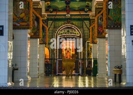 Intérieur d'un temple hindou Sri (Thendayuthapani Thendayyuttha / Sri Temple Pani) à Ho Chi Minh City, Vietnam. Vue depuis Ton That Thiep Street Banque D'Images