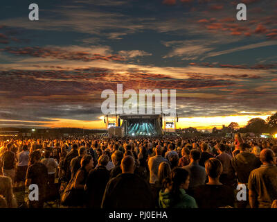 Grande foule regardant la musique sur une scène au coucher du soleil lors d'un festival à Bristol ( Les Downs ) summer vibes. Banque D'Images