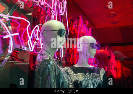 Vitrine au magasin Philipp plein sur New Bond Street, au coeur de Londres. Banque D'Images