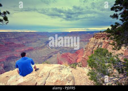 Grand Canyon South Rim avant le coucher du soleil, l'Arizona, aux Etats-Unis. L'homme en contemplant le coucher du soleil sur le bord du canyon Banque D'Images