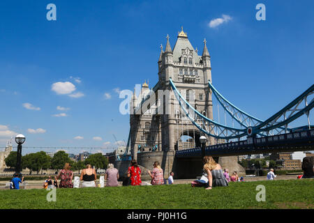 Les Londoniens et les touristes profitant du soleil dans les champs de potiers Park et le scoop sur une autre journée très chaude dans la capitale. D'après le Met Office la canicule est d'continue au Royaume-Uni et dans certaines parties de l'Europe dans les prochains jours avec des températures record prévu. Avec : Atmosphère, voir Où : London, Royaume-Uni Quand : 03 août 2018 Credit : Dinendra Haria/WENN Banque D'Images