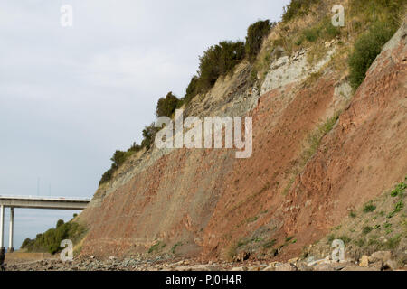 Vue de la remarquable des strates de roche en août sous les falaises, près du premier pont Severn, à marée basse Banque D'Images