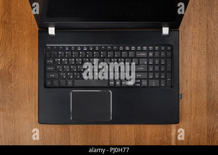 Clavier d'ordinateur portable sur une table en bois, vue du dessus Banque D'Images