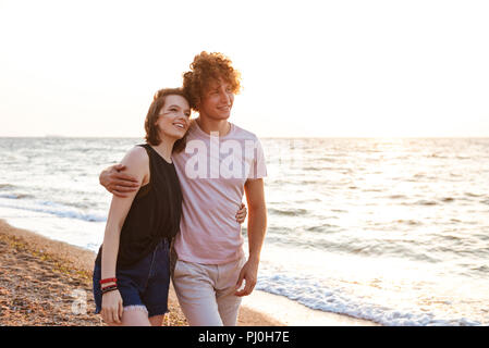 Image de jolies jeunes heureux loving couple hugging outdoors sur la plage. Banque D'Images