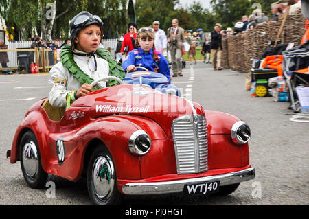 William Tyrrell avec couronne au Settrington Cup course enfant 'Driver' dans une voiture à pédales Austin J40 Banque D'Images