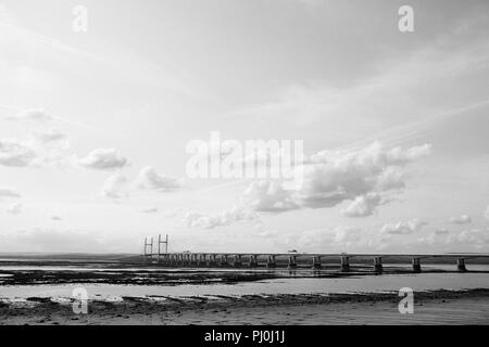 Le Prince de Galles (deuxième pont Severn Crossing près du Severn Bridge) à la recherche sur l'estuaire de Severn Beach sur le côté anglais près de Bristol Banque D'Images