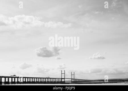 Le Prince de Galles (deuxième pont Severn Crossing près du Severn Bridge) à la recherche sur l'estuaire de Severn Beach sur le côté anglais près de Bristol Banque D'Images