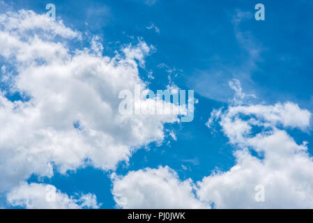 Fluffy, contraste élevé сloud dans le ciel bleu. Libre Banque D'Images