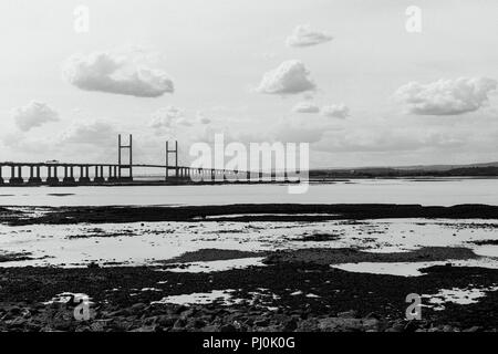 Le Prince de Galles (deuxième pont Severn Crossing près du Severn Bridge) à la recherche sur l'estuaire de Severn Beach sur le côté anglais près de Bristol Banque D'Images