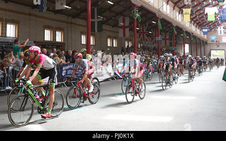 Le peloton dans le marché de Pannier Salcombe durant la phase 2 de l'Ovo Energy Tour of Britain 2018 de Cranbrook à Barnstaple. ASSOCIATION DE PRESSE Photo. Photo date : lundi 3 septembre 2018. Voir histoire PA Cycling Tour de Grande-Bretagne. Crédit photo doit se lire : David Davies/PA Wire Banque D'Images