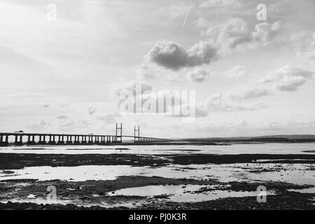 Le Prince de Galles (deuxième pont Severn Crossing près du Severn Bridge) à la recherche sur l'estuaire de Severn Beach sur le côté anglais près de Bristol Banque D'Images