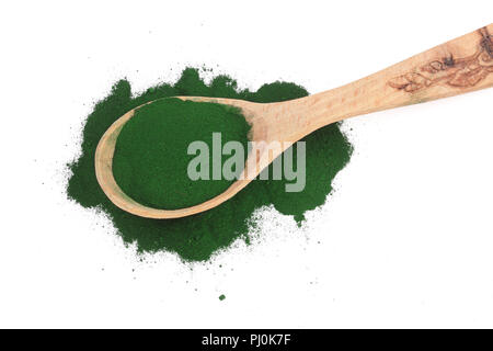 Poudre d'algue spiruline en cuillère en bois isolé sur fond blanc. Vue d'en haut. Banque D'Images