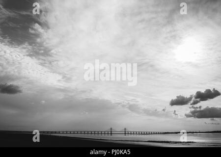 Le Prince de Galles (deuxième pont Severn Crossing près du Severn Bridge) à la recherche sur l'estuaire de Severn Beach sur le côté anglais près de Bristol Banque D'Images