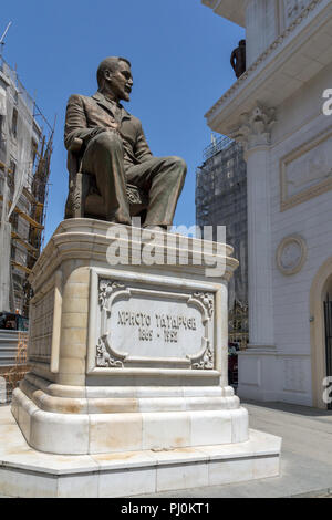 SKOPJE, RÉPUBLIQUE DE MACÉDOINE - 13 MAI 2017 : Hristo Tatarchev Monument et Macédoine Gate arch, Skopje, Macédoine Banque D'Images