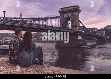 Jeune couple hug ancien pont des chaînes sur l'arrière-plan. Budapest, Hongrie Banque D'Images