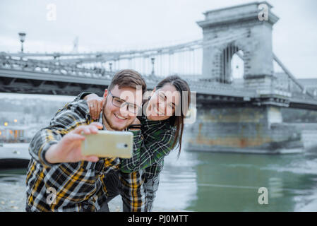 Jeune couple hug ancien pont des chaînes sur l'arrière-plan. Budapest, Hongrie Banque D'Images