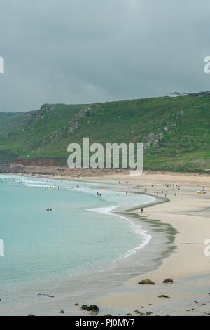 L'Angleterre, la Côte du patrimoine Penwith - Mai 2018 : Les gens qui marchent sur la plage dans le Sennen Cove, près de Cornwall Land's End Banque D'Images