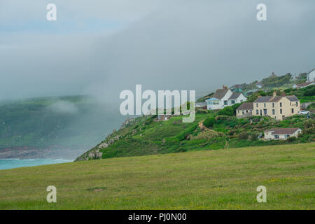 L'Angleterre, la Côte du patrimoine Penwith - Mai 2018 : Maisons à flanc de colline au-dessus du Sennen Cove à Cornwall Banque D'Images