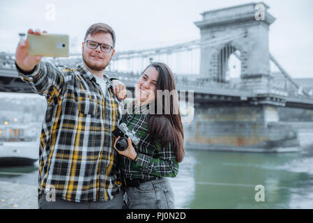 Jeune couple hug ancien pont des chaînes sur l'arrière-plan. Budapest, Hongrie Banque D'Images