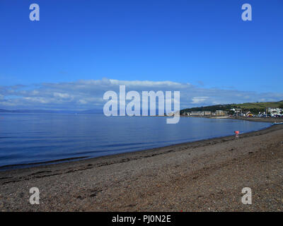 Un ciel bleu profond, de clams et sereine, la mer et une vue de la rive, à la recherche sur le Firth of Clyde, à partir de la ville côtière de Largs, Ecosse. Un cadre paisible et magnifique vue d'un changement dans l'Ecosse ! Banque D'Images