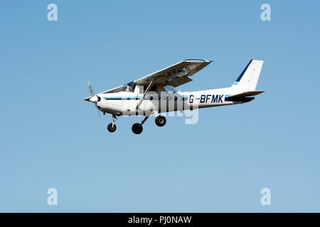 Reims Cessna FA152 l'atterrissage à l'Aérodrome de Wellesbourne, Warwickshire, UK (G-BFMK) Banque D'Images