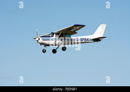 Cessna 152, à l'atterrissage à l'Aérodrome de Wellesbourne, Warwickshire, UK (G-BPBK) Banque D'Images