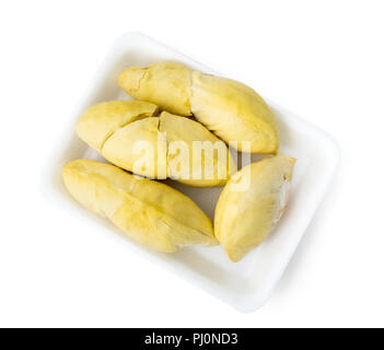 Durians dans le bac à mousse emballés sur fond blanc avec clipping path Banque D'Images
