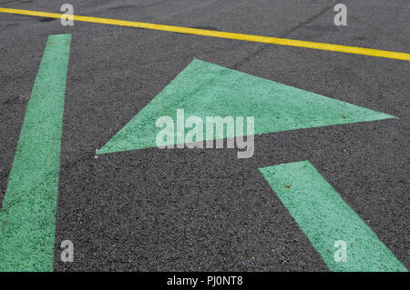 Marquages sur tarmac vu sur un terrain de vol de l'aéroport de Toulouse, France Banque D'Images