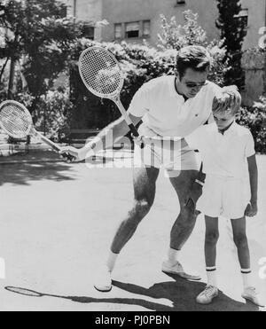 Charlton Heston joue au tennis avec son fils Fraser, Madrid, Espagne, le 7 août 1962 Banque D'Images