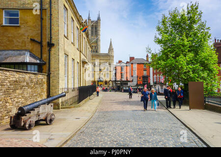 La colline du château menant à la porte de l'Échiquier et de la cathédrale, au-delà, Lincoln Lincolnshire UK. Mai 2018 Banque D'Images