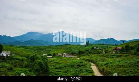 Paysage de montagne typique et costral avec montagnes du Caucase et des rivières de l'Adjara, Géorgie Banque D'Images