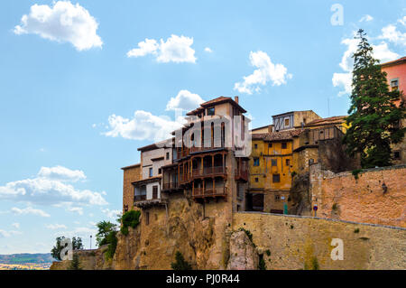 Beau paysage urbain pittoresque du pendu (Casas Colgadas) à Cuenca, Espagne. Curieux de maisons construites sur les rochers d'une falaise. Banque D'Images