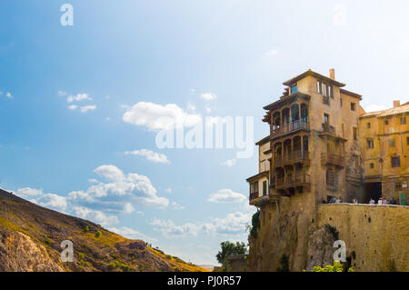 Scène ensoleillée du pendu (Casas Colgadas) et les montagnes dans la ville de Cuenca, Espagne. Sites touristiques maisons construites sur les rochers d'une falaise. Banque D'Images