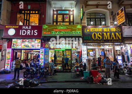 Ho Chi Minh Ville, Vietnam - le 28 avril 2018 : Les ordures en face de la nourriture Halal restaurants à côté du marché Ben Thanh. Banque D'Images