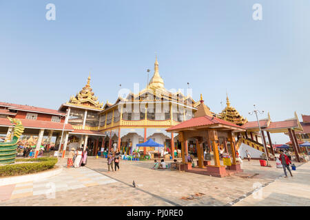 La pagode Phaung Daw Oo, le lac Inle, Myanmar Banque D'Images