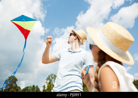 Père Flying Kite avec Kid Banque D'Images