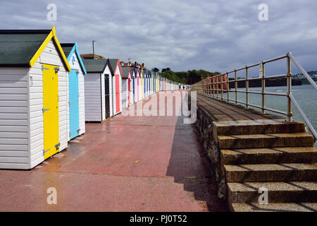 Une ligne de cabines de plage au bord de mer. Banque D'Images