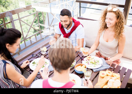 Amis dans Cafe Banque D'Images