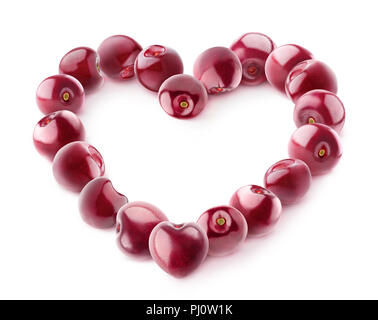 Cerises coeur isolé. Les fruits du cerisier dans la composition en forme de coeur isolé sur fond blanc avec clipping path Banque D'Images