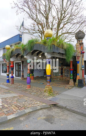 Hundertwasser le wc, une toilette publique située à 60 Gillies Street, la rue principale de la ville de Kawakawa dans le nord de la Nouvelle Zélande Banque D'Images