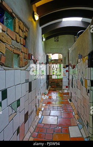 Hundertwasser le wc, une toilette publique située à 60 Gillies Street, la rue principale de la ville de Kawakawa dans le nord de la Nouvelle Zélande Banque D'Images