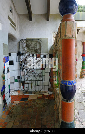 Hundertwasser le wc, une toilette publique située à 60 Gillies Street, la rue principale de la ville de Kawakawa dans le nord de la Nouvelle Zélande Banque D'Images