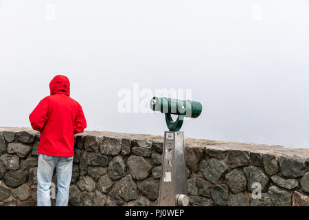 Coin touristique, jumelles et d'un épais brouillard à Twin Peaks, San Francisco, Californie Banque D'Images