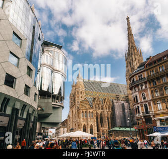 Vienne, Autriche, 1 octobre, 2017 : St Stephen's Church et entourant les bâtiments modernes Haas Haus avec de nombreux touristes dans la Stephansplatz Banque D'Images