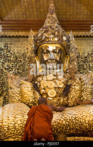 MANDALAY, MYANMAR - 30 NOVEMBRE 2016 : Monk récupérer le Bouddha d'or de la Pagode Maha Myat Muni temple ville Mandalay Myanmar (Birmanie) Banque D'Images