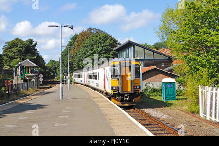 Un train partant de la gare à Cromer, Norfolk, Angleterre, Royaume-Uni, Europe. Banque D'Images